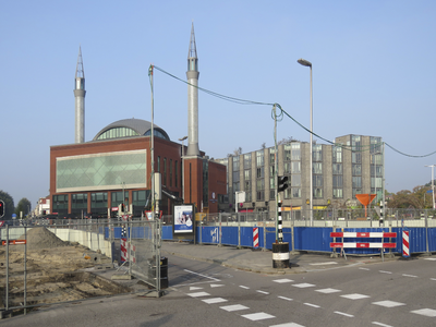 907357 Afbeelding van de werkzaamheden voor de aanleg van het HOV-viaduct voor autobussen en de sneltram, op het ...